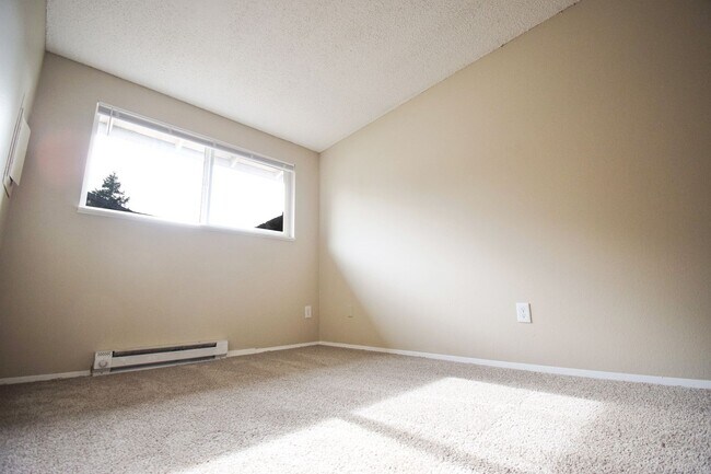 Building Photo - Bright and Spacious 2 Bed 1 Bath APT in NE...
