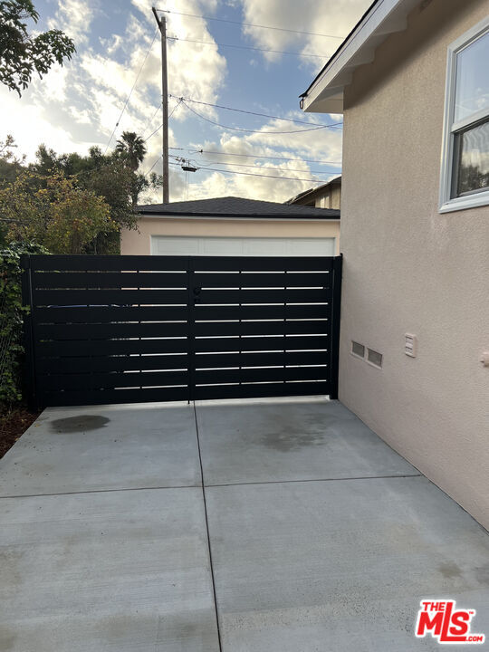 Building Photo - 15605 Berendo Ave