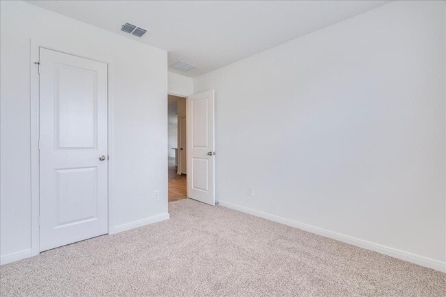 Building Photo - 320 Yosemite Dr