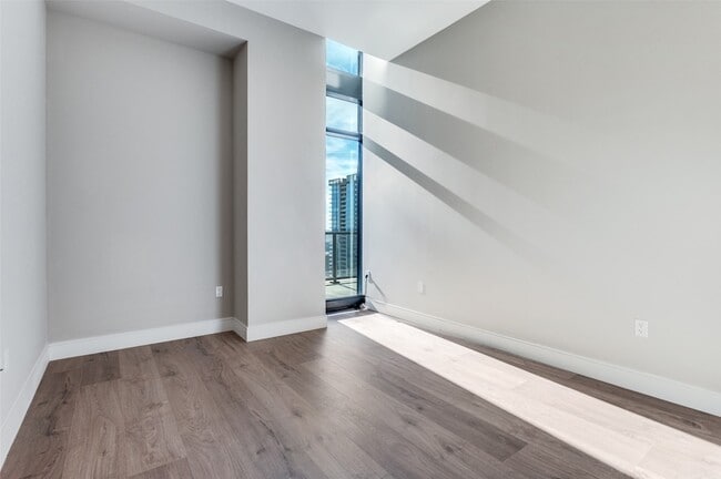 Building Photo - 3003 Maple Ave