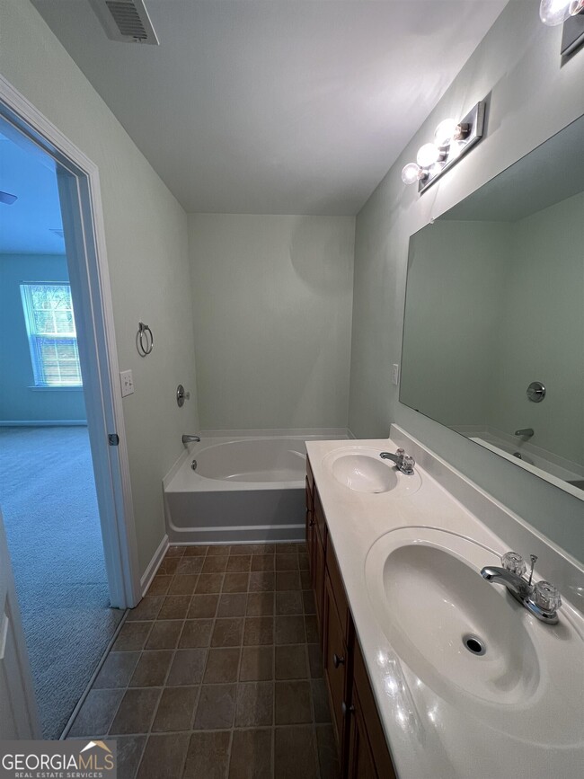 Building Photo - 805 Crestwell Cir