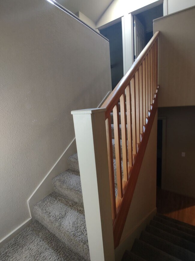 Building Photo - NW 3x2 townhome with primary bedroom on the main level