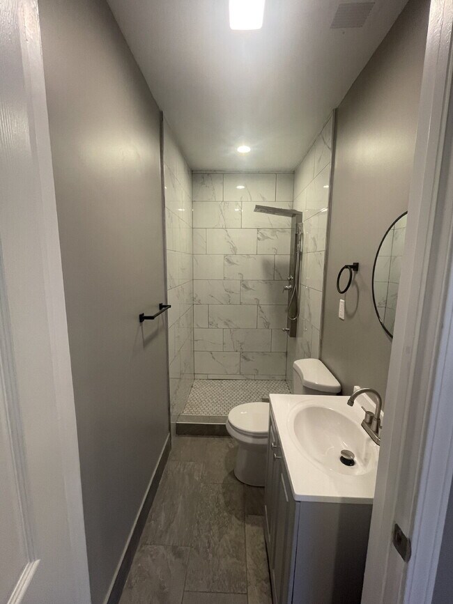 Building Photo - 3 Bedroom Fresh Renovation in Leetsdale!