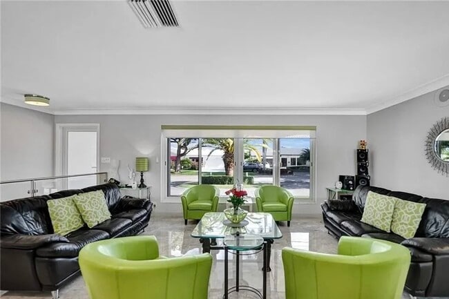 Building Photo - 2830 NE 55th St