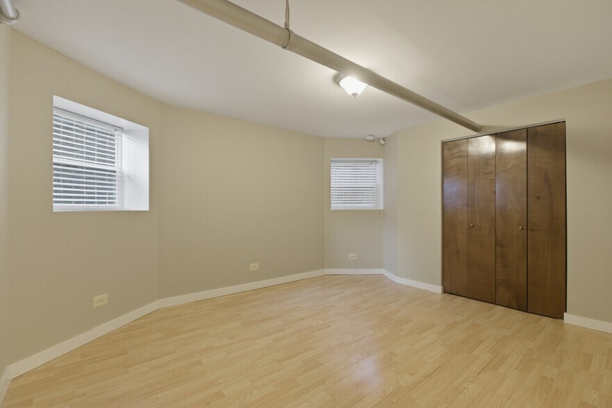 Building Photo - 6645 N Greenview Ave