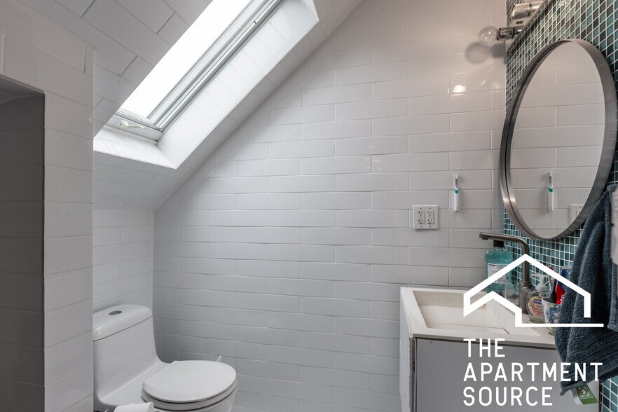 Building Photo - 1939 N Winchester Ave