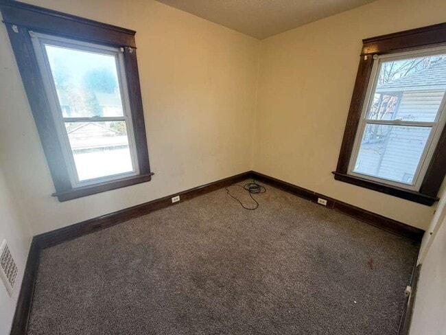 Building Photo - 4 BED 1 BATH SINGLE FAMILY HOME IN CLEVELAND!