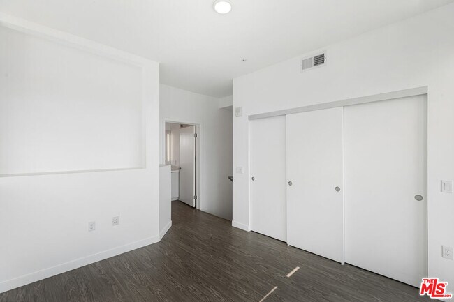 Building Photo - 5750 Hollywood Blvd