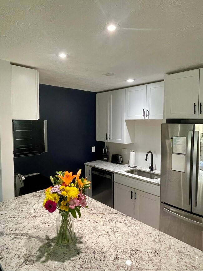 Building Photo - 7010 Carriage Hill Dr