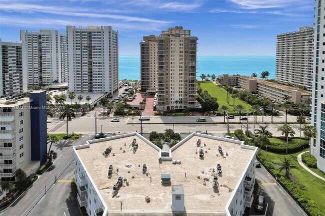 Building Photo - 1913 S Ocean Dr