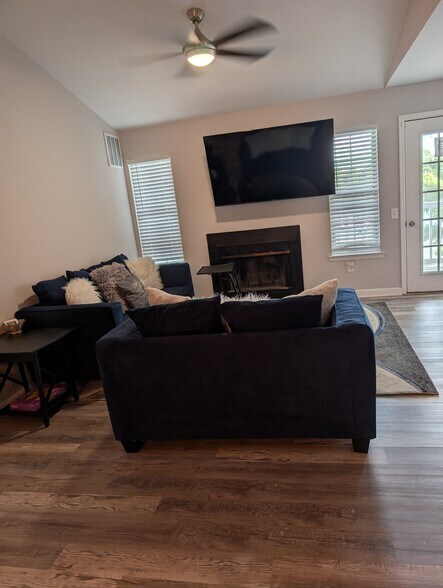 Building Photo - 400 Waters Edge Dr