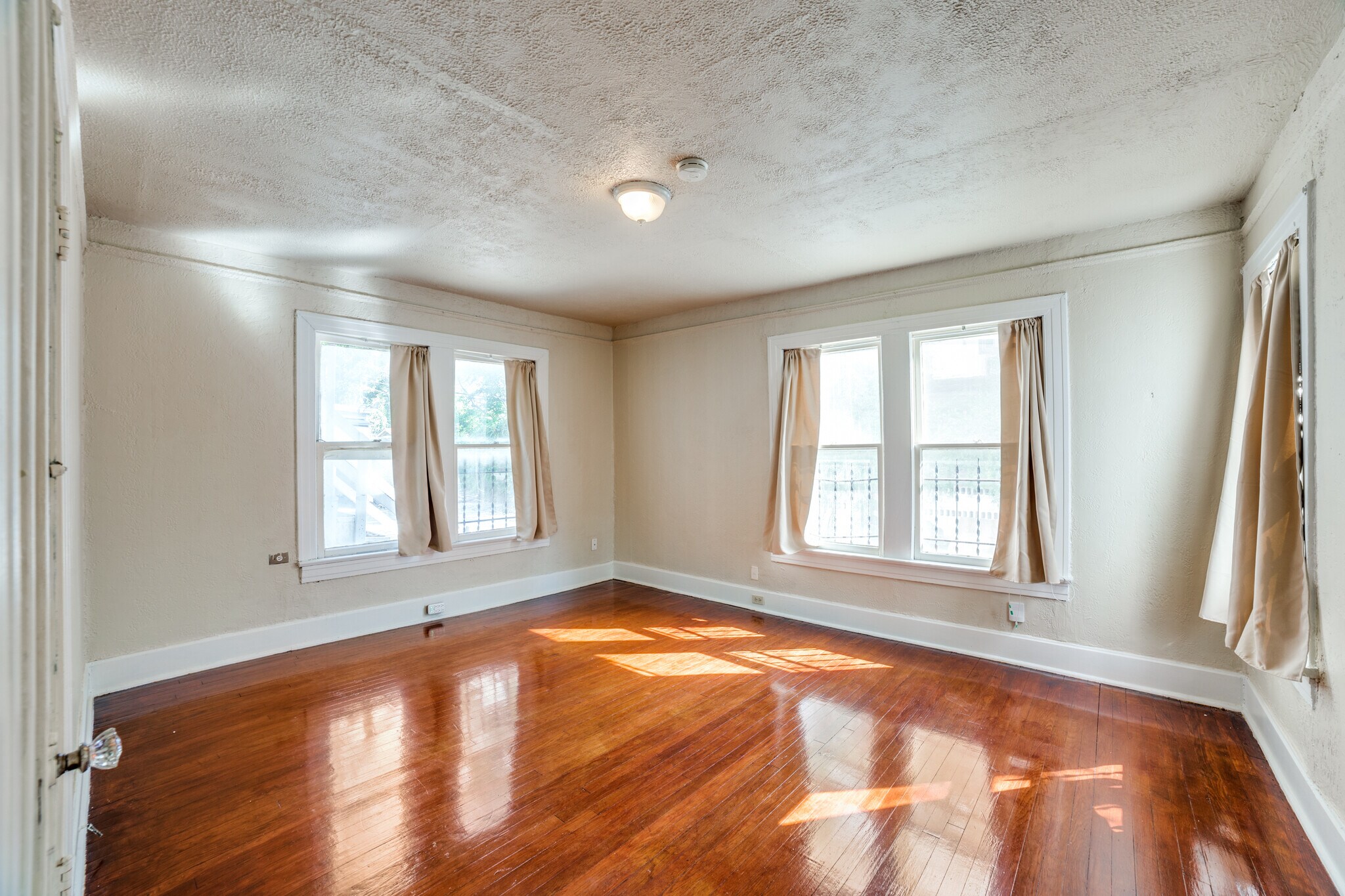 Third Bed - 135 E Ridgewood Ct