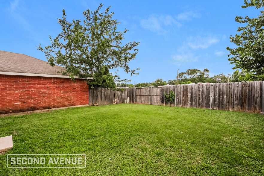 Building Photo - 6152 River Pointe Dr