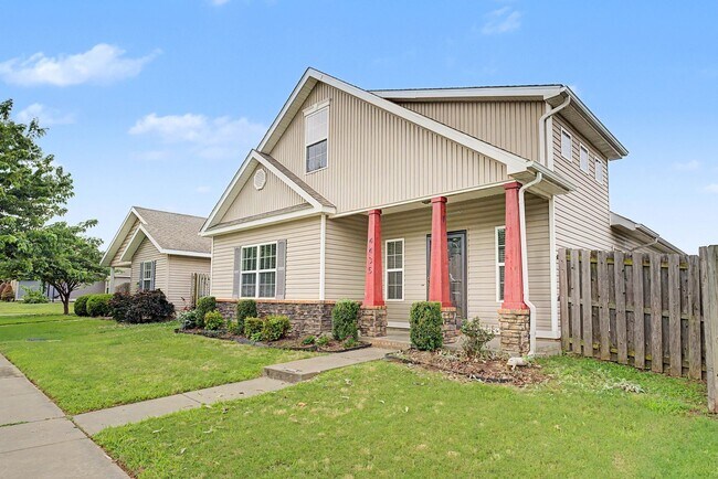 Building Photo - Beautiful 3 Bedroom Home with Hardwood, Tile & Spacious Kitchen
