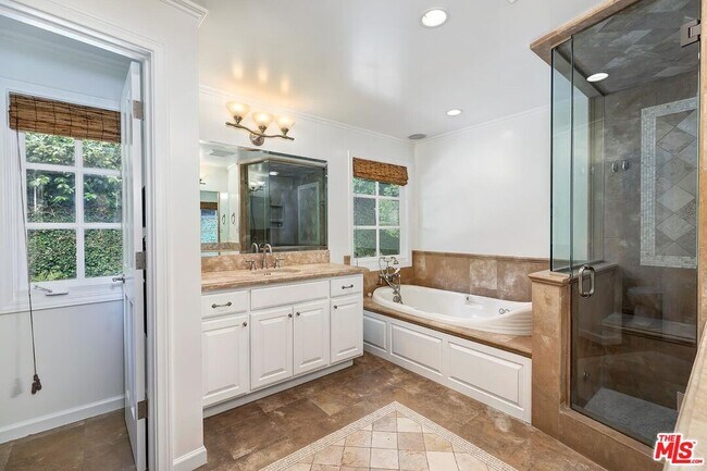 Building Photo - 4221 W Toluca Lake Ln