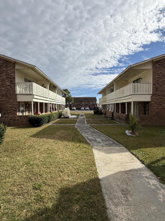 Building Photo - 409 Garden Dr