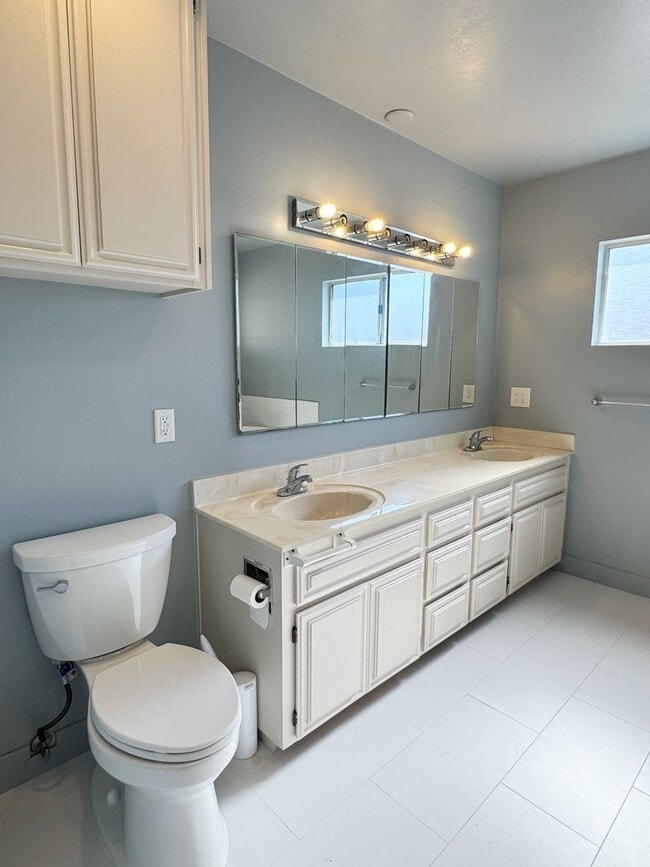 Building Photo - Charming 2-Bedroom Home with Fireplace, Backyard & Garage in Lakewood