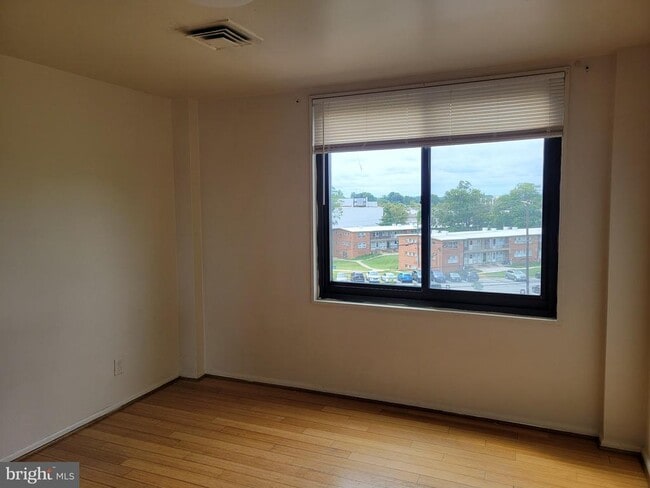 Building Photo - 3450 Toledo Terrace