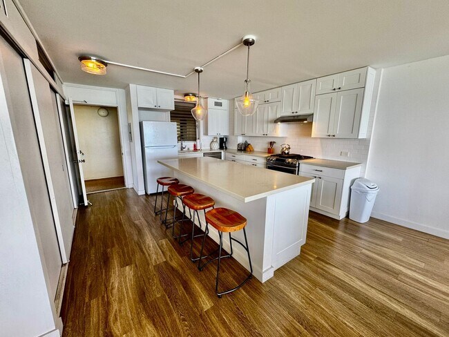 Building Photo - 1/1/1 Oceanfront Living at the Colony Surf on the Gold Coast!