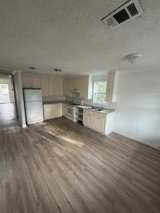 Building Photo - 735 21st St S