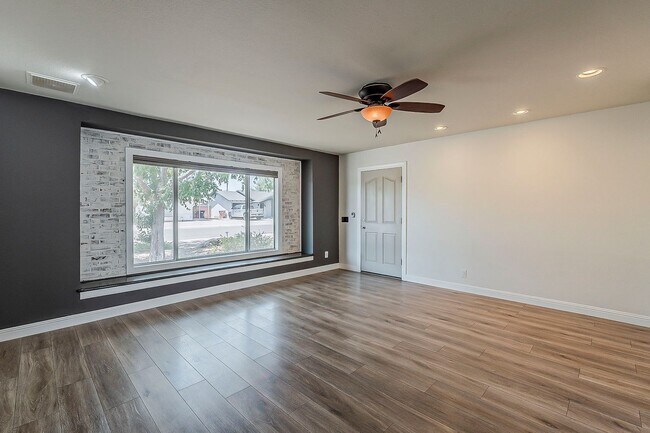 Building Photo - Three bedrooms and POOL in South Scottsdale!