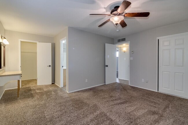 Building Photo - 137 E Riviera Dr