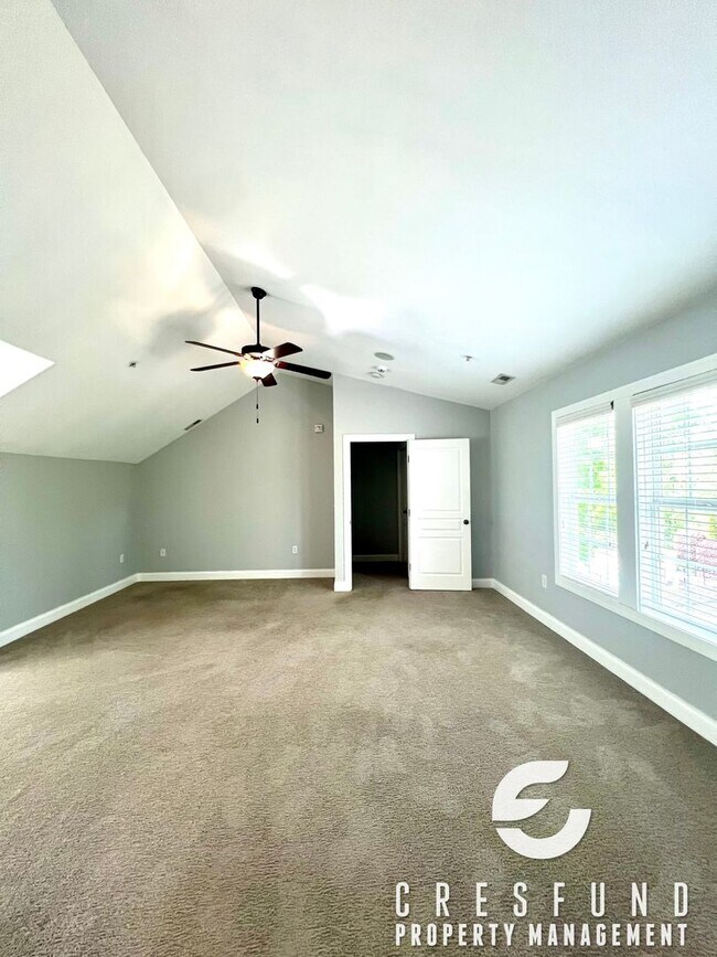 Building Photo - Lake View Luxury 2BR 2.5 Bath