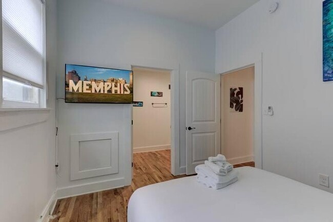 Building Photo - 2030 Young Ave