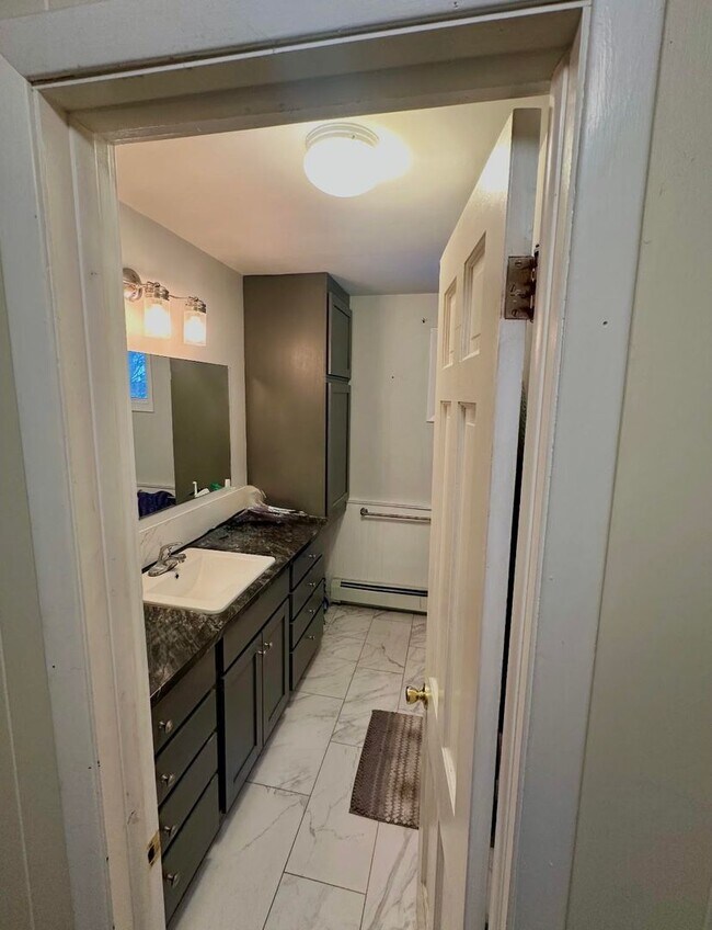 Building Photo - 203 Maple St