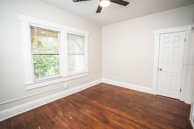 Building Photo - 409 E Jean St