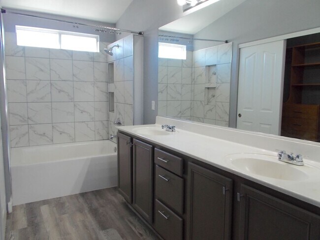 Building Photo - Modern 3-Bedroom Home in Prime Location wi...