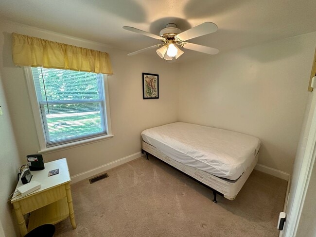 Building Photo - Lovely 3 bedroom/2 bathroom fully furnished home located in Tanglewood Subdivision