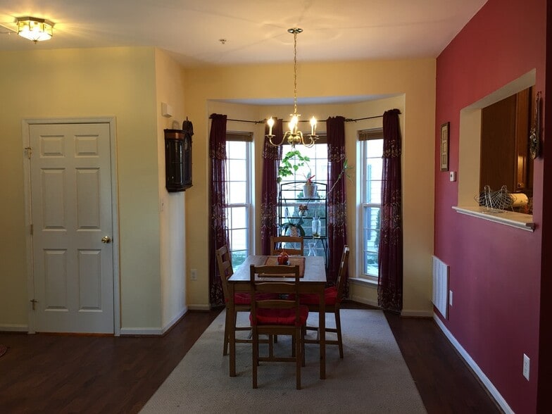 Building Photo - 1933 Gardenia Ct