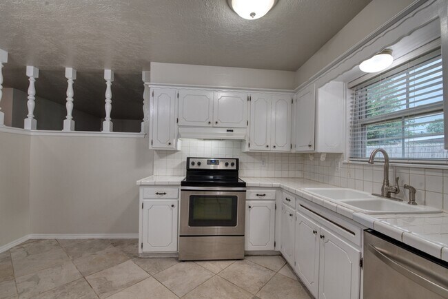 Building Photo - 301 Ellison St