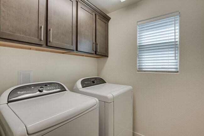 Building Photo - Absolutely Amazing Home in the Southwest! Check it out today!