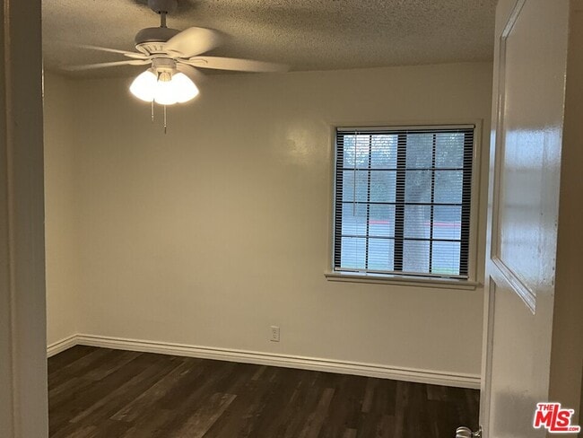 Building Photo - 1123 E Cameron Ave