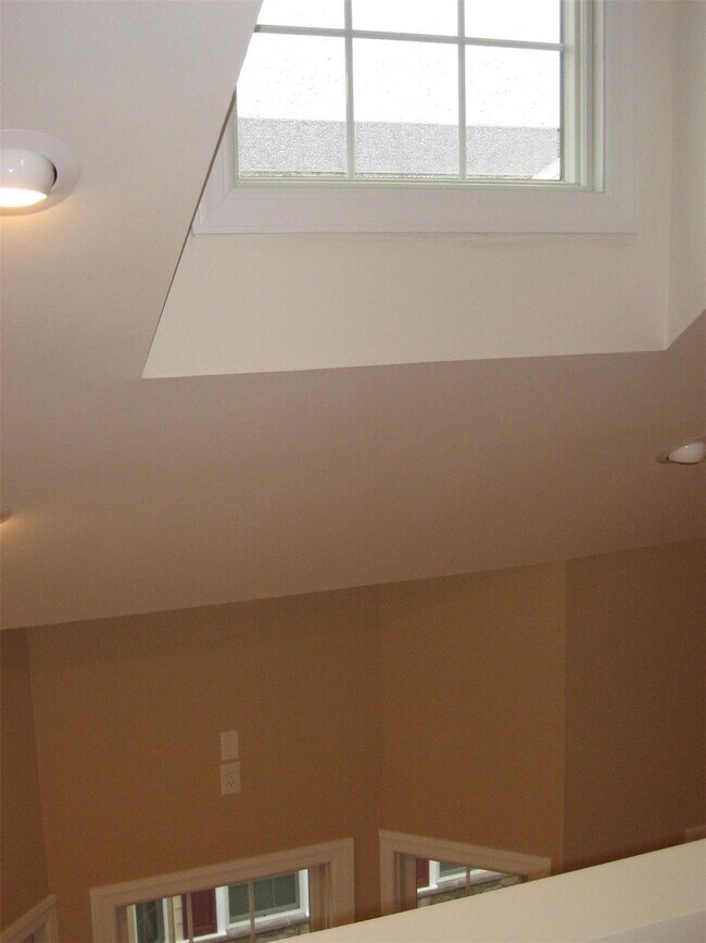 Building Photo - 330 Maple Ave