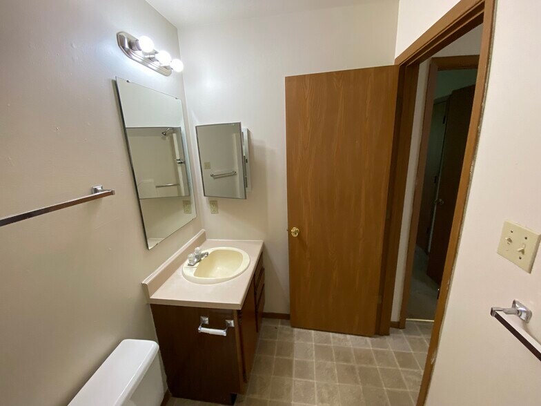 Building Photo - 114 Sandstone Ct