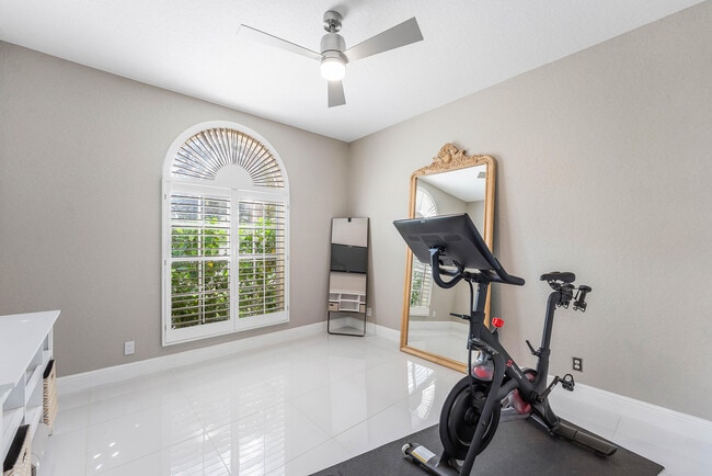 Building Photo - 121 Palm Cir