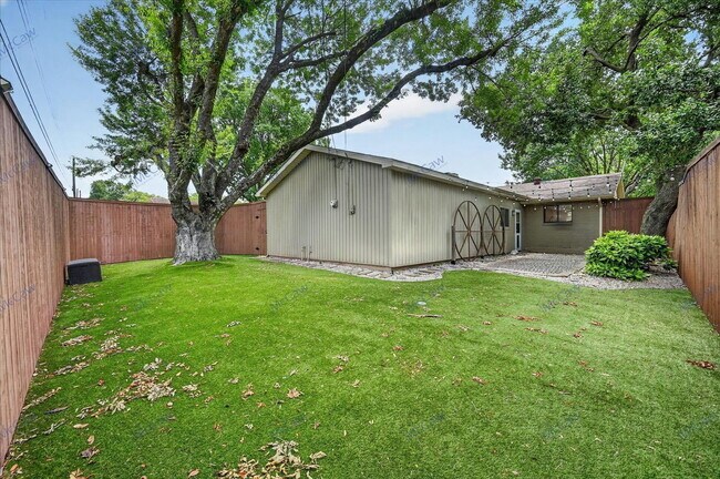 Building Photo - 3827 Clubway Ln