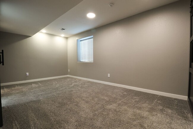 Building Photo - Beautifully Renovated Town home in Eaton.