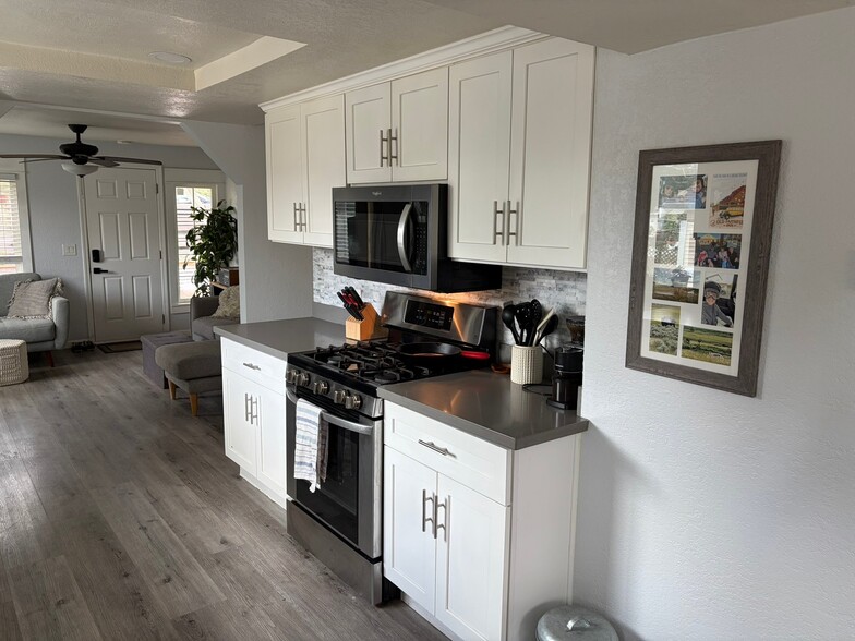 Building Photo - 2320 Saxon St