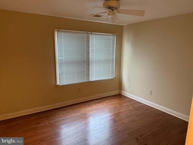 Building Photo - 15 W Central Ave