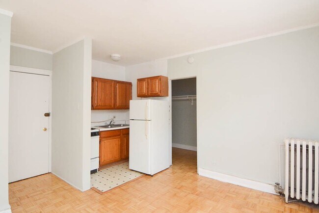 Building Photo - 714 W Belmont Ave