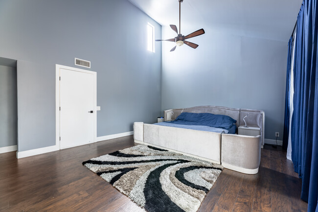 Master suite - 4958 Woodman Ave