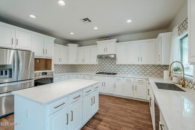 Building Photo - 2744 E Donato Dr