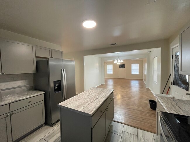 Building Photo - 5-125 Roundtree St