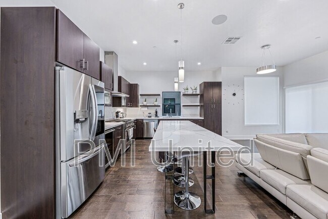 Building Photo - 425 W 9th St