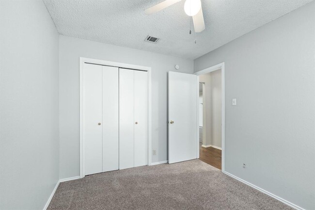 Building Photo - 6002 Parkwood Dr