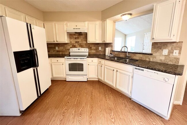 Building Photo - 3511 Palm Grove Dr